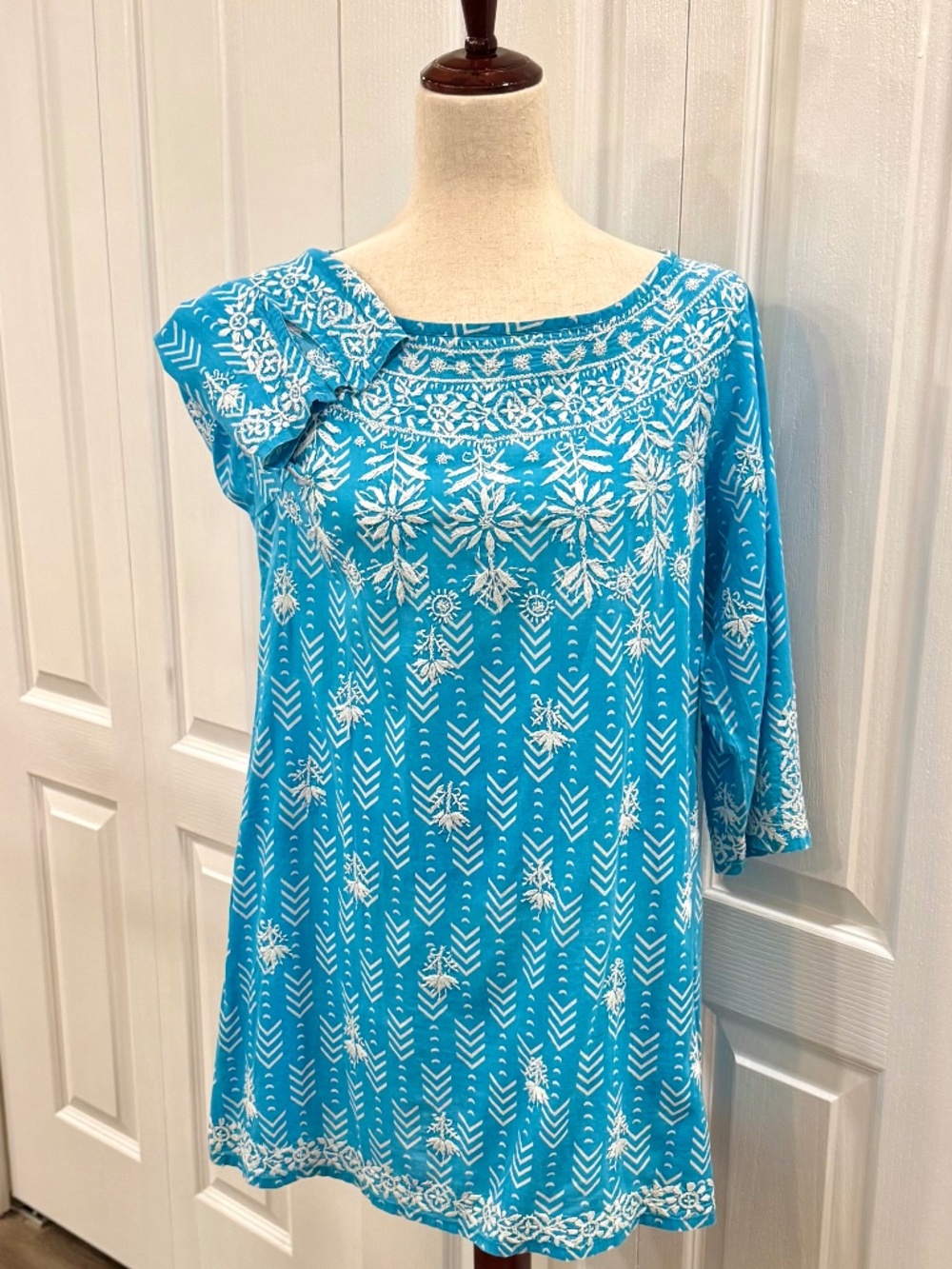 Woman's, Size M, Haute Latitude Tropical Pullover Tunic, Aqua w/White Embroidery